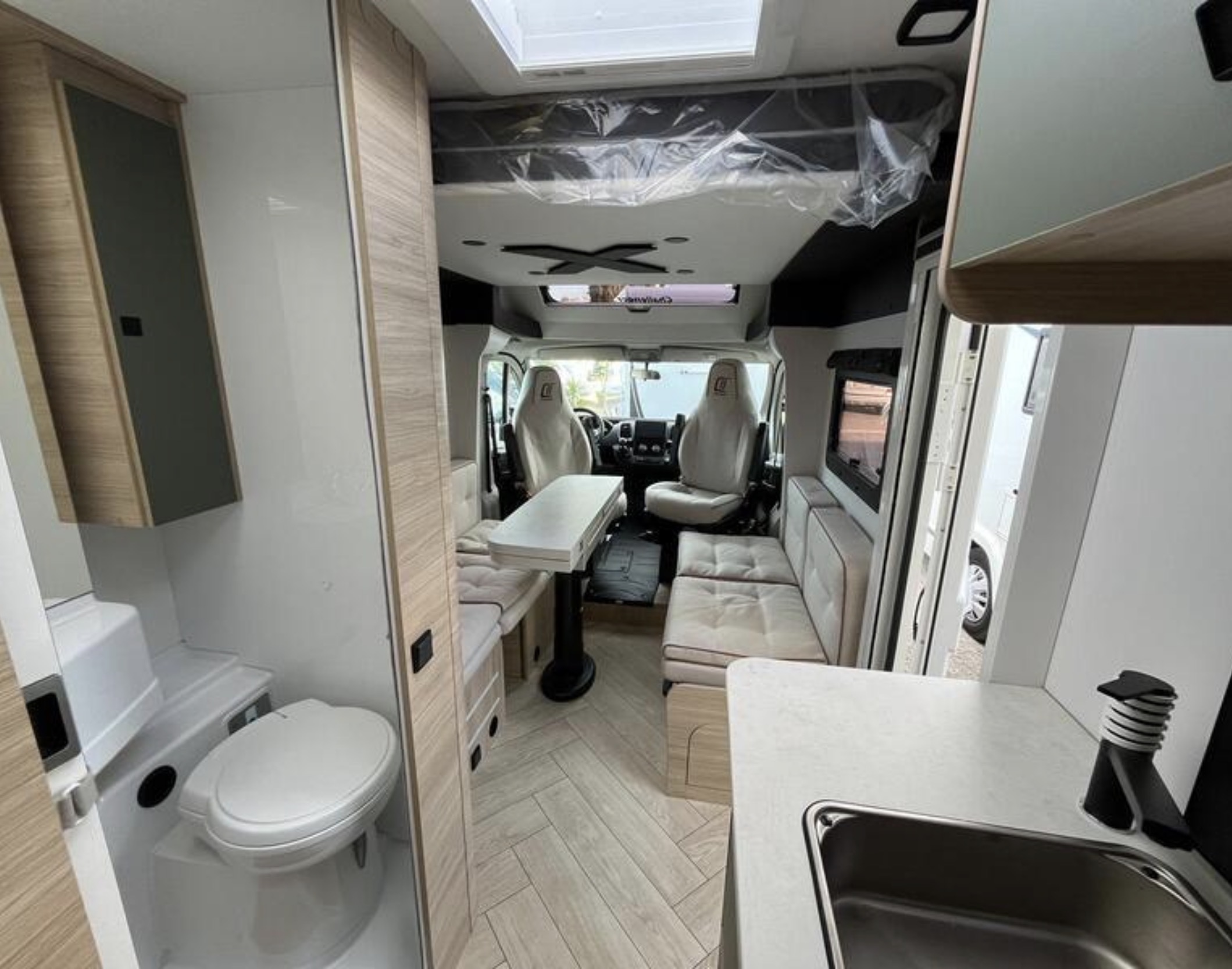 Interior general de la Challenger X250 con cocina y aseo