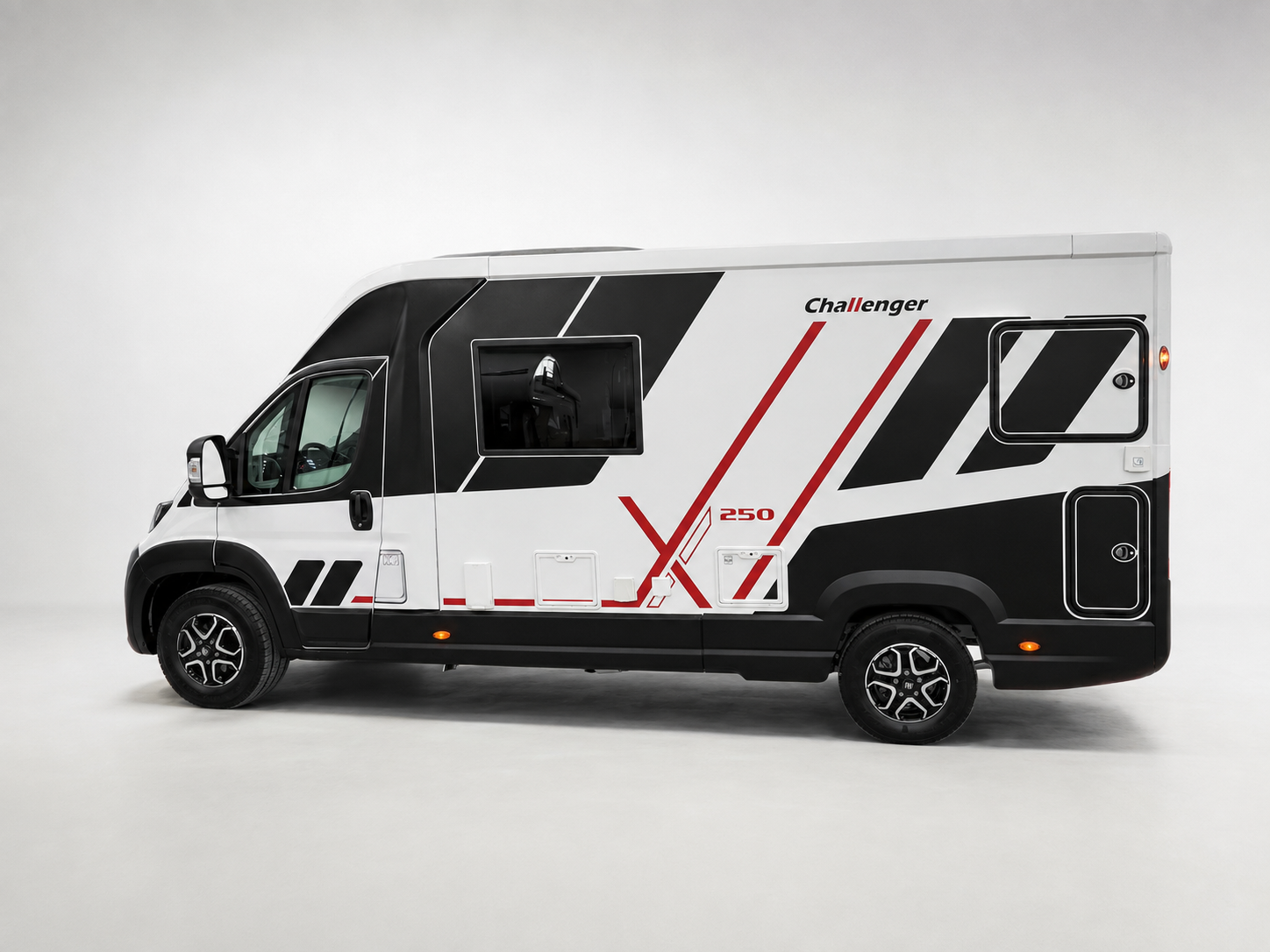 Vista lateral completa de la autocaravana Challenger X250 blanca con decoración negra y roja